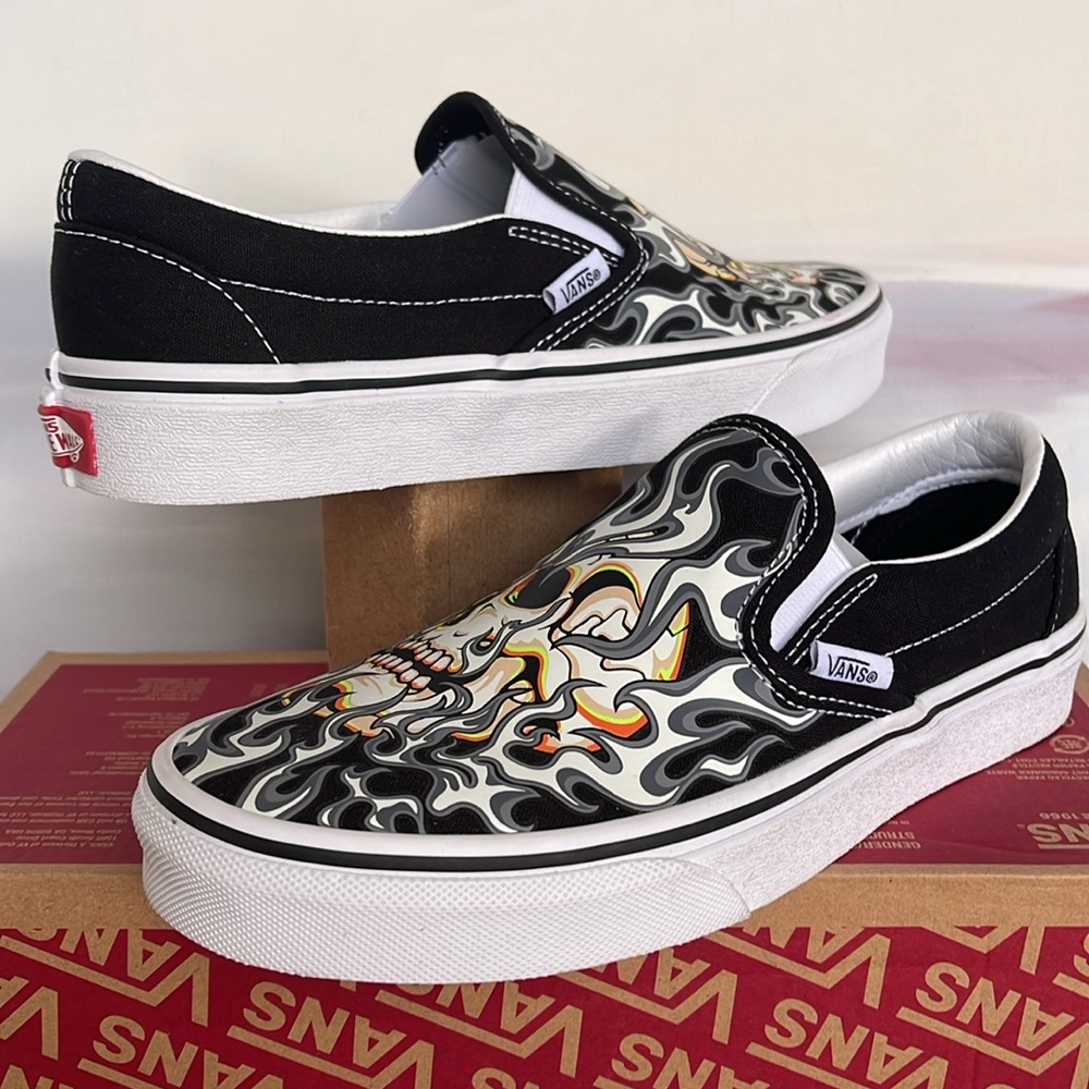 Vans Men’s Classic Slip-On
Flame Skull Black/True White 
VN0009Q7BMX
Sneakers - Picture 2 of 16